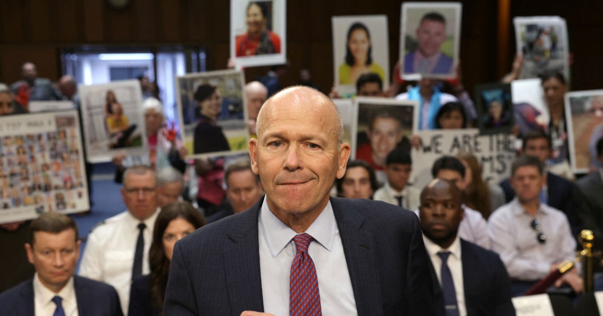 Boeing CEO apologizes to families of 737 Max crash victims during ...