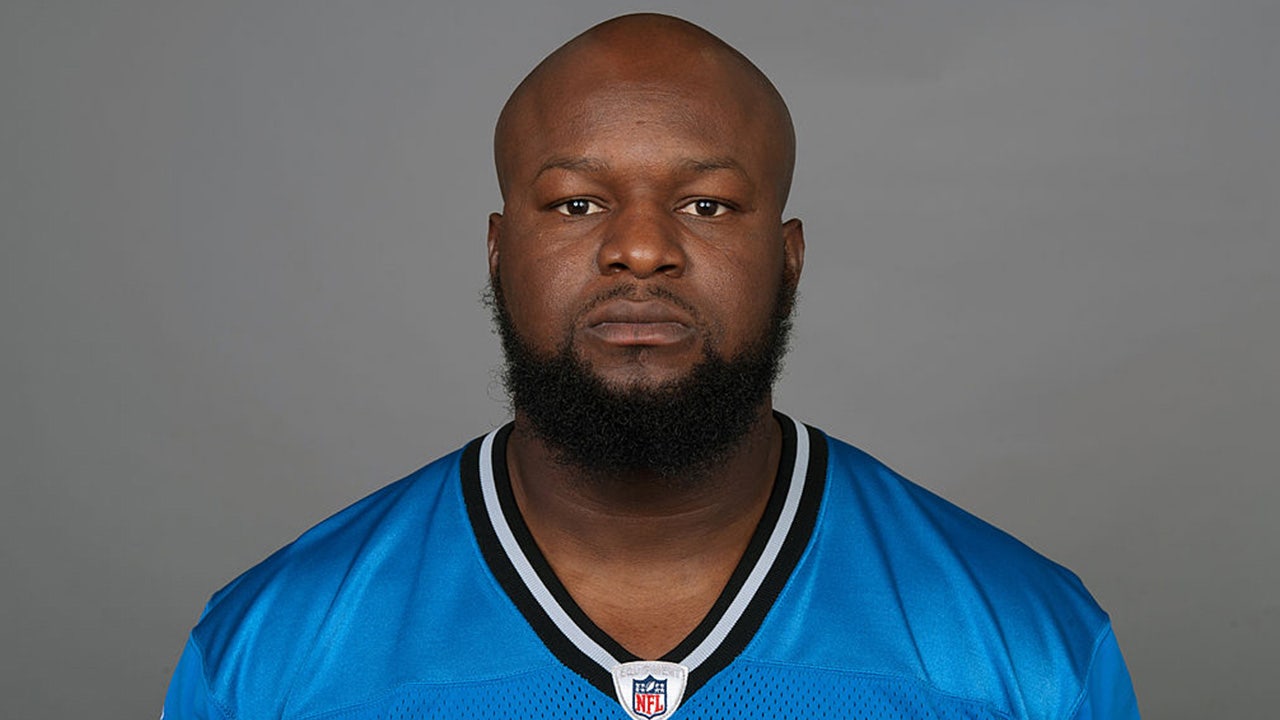 Um ex-jogador da NFL é acusado de urinar em um passageiro durante um voo internacional Um ex-jogador da NFL é acusado de urinar em um passageiro durante um voo internacional