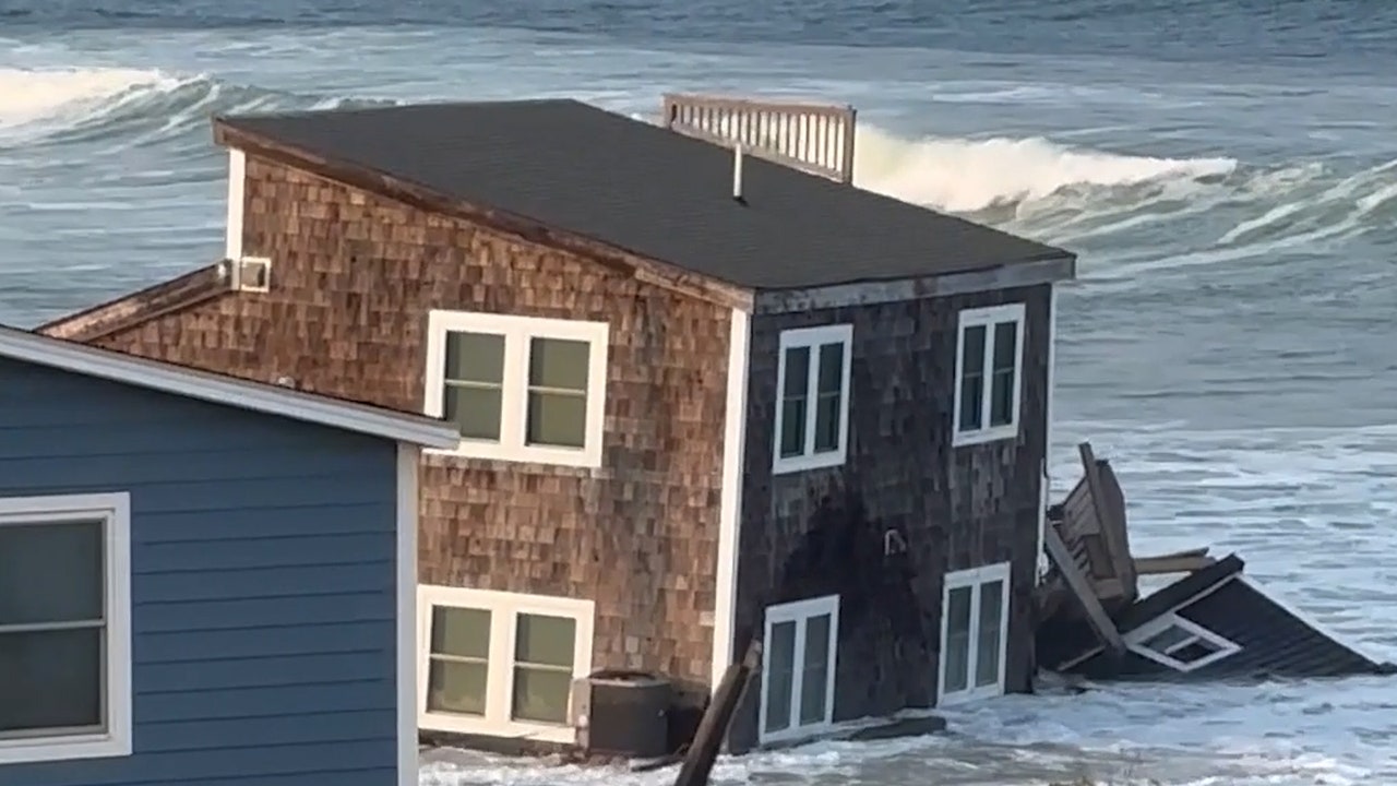 Dramatic video shows a beach house in North Carolina being washed away