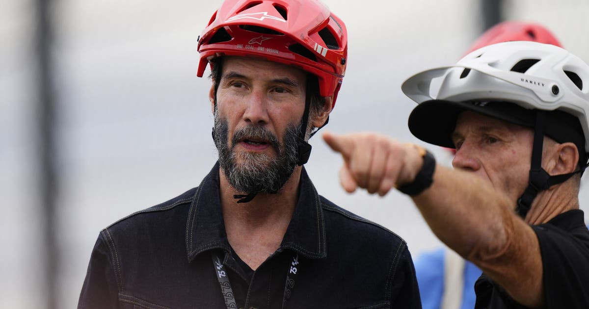 Keanu Reeves makes professional car racing debut | FOX 10 Phoenix