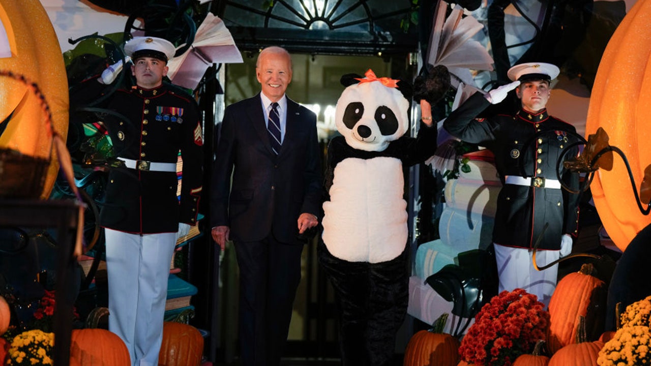 Bidens host final 'Hallo-Read' trick-or-treat event | FOX 5 DC