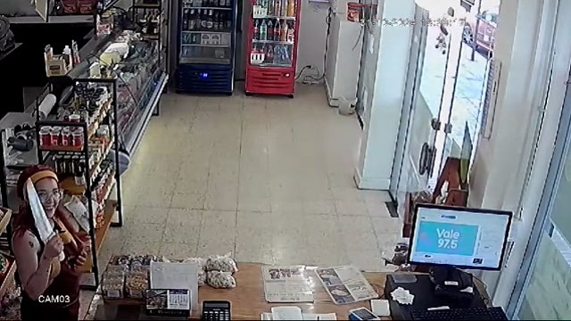 Watch: Would-be robber scared off by employee with bigger knife