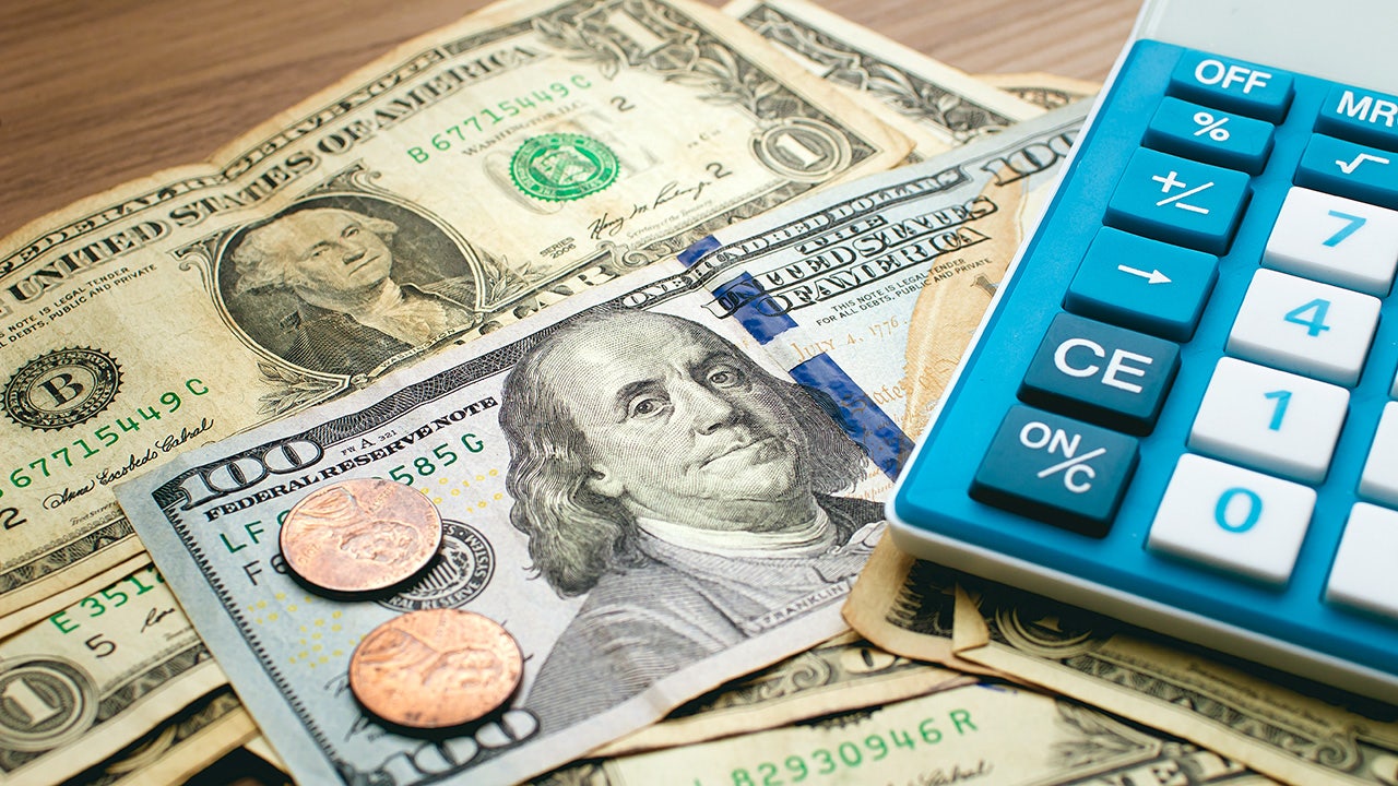 What federal workers going without pay can do to protect their credit score