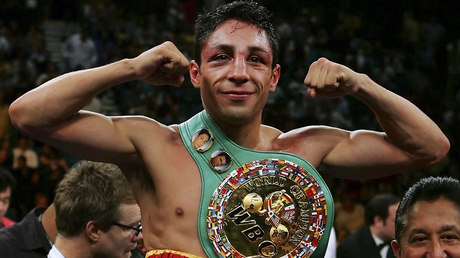 Israel Vázquez, 3-time world boxing champion, dies at 46