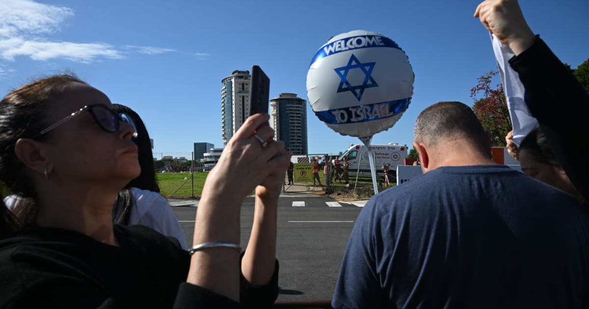 Hamas frees 4 female Israeli soldiers in Gaza ceasefire swap for 200 ...