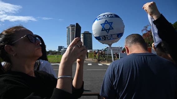 Hamas frees 4 female Israeli soldiers in Gaza ceasefire swap for 200 prisoners