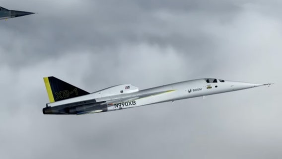Boom breaks sound barrier with American-made private supersonic jet