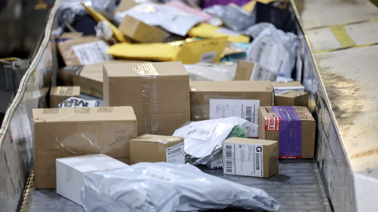 USPS accepting packages from China, reversing decision