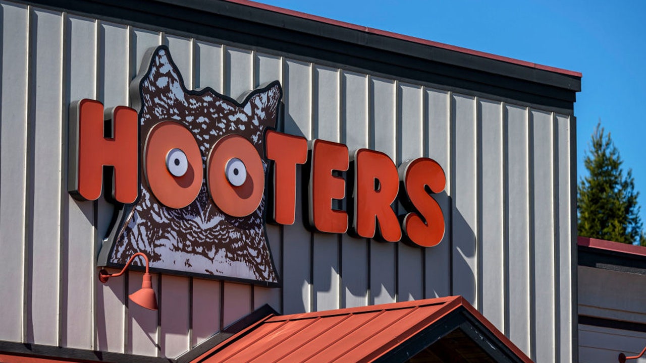 Hooters to file for bankruptcy soon: Report | FOX 10 Phoenix