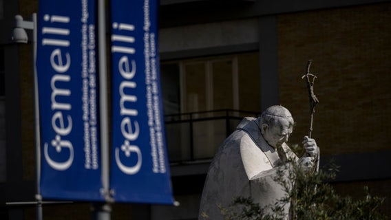 Pope Francis has pneumonia in both lungs, Vatican says