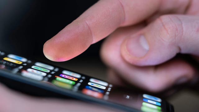 Study: Teens spend 90 minutes on phones during school day, raising concerns