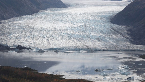 Pilot rescued with 2 girls from Alaska lake was not authorized to have passengers, official says