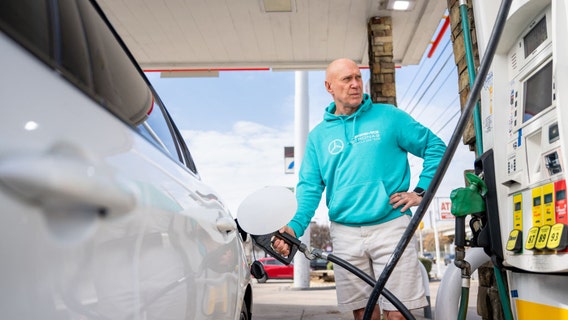 Gas prices could fall as crude oil plummets, expert says