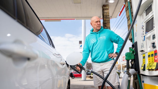 Gas prices could fall as crude oil plummets, expert says