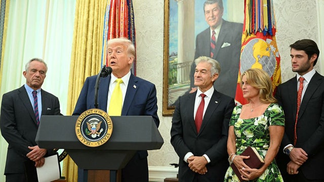 Press rushed out of Oval Office during Dr. Oz swearing in ceremony at White House