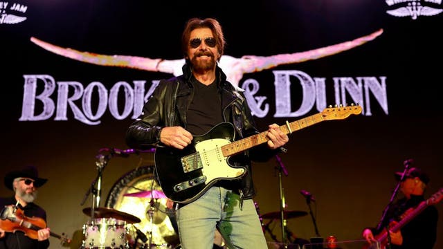 Brooks & Dunn singer walks off stage during encore, sparking health concerns