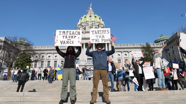 Bipartisan bill would require congressional notification, approval of new tariffs