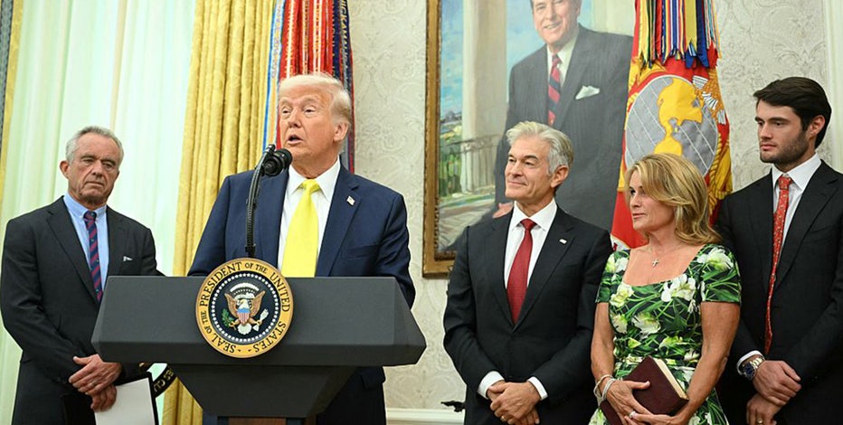 Press rushed out of Oval Office during Dr. Oz swearing in ceremony at White House