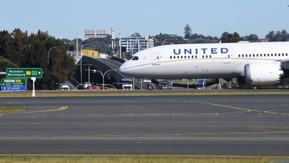 Solo travelers pay more than groups for economy flights: report