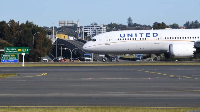 Solo travelers pay more than groups for economy flights: report