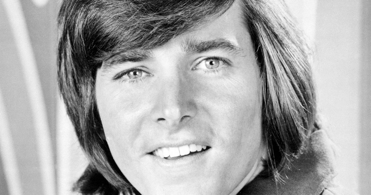 Bobby Sherman バッジ gettyimages-517428092.jpg?ve=1