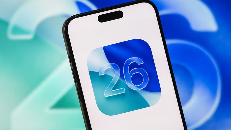 iPhone affichant le logo iOS 26