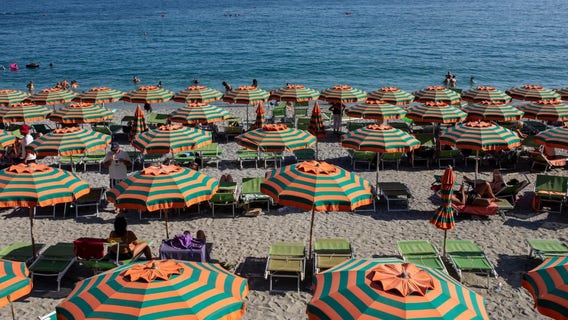 Teen dies after beach sand tunnel collapses during family vacation: report