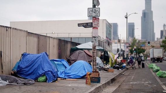Trump signs order pushing cities, states to remove homeless from streets
