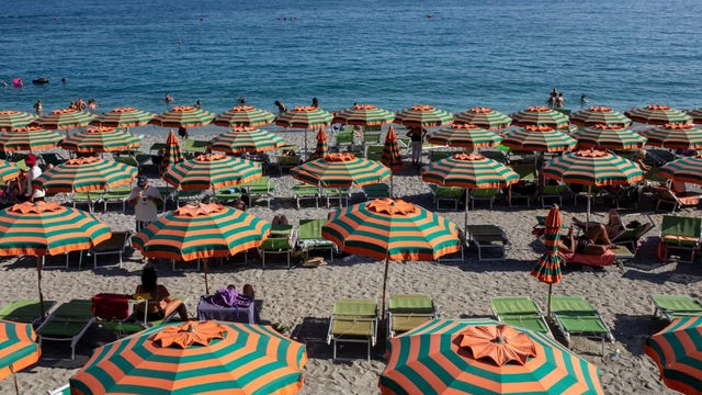 Teen dies after beach sand tunnel collapses during family vacation: report