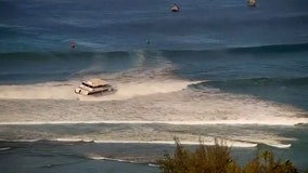 Watch: Ferry nearly overturns along Hawaii beach