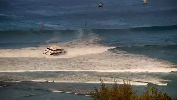 Watch: Ferry nearly overturns along Hawaii beach
