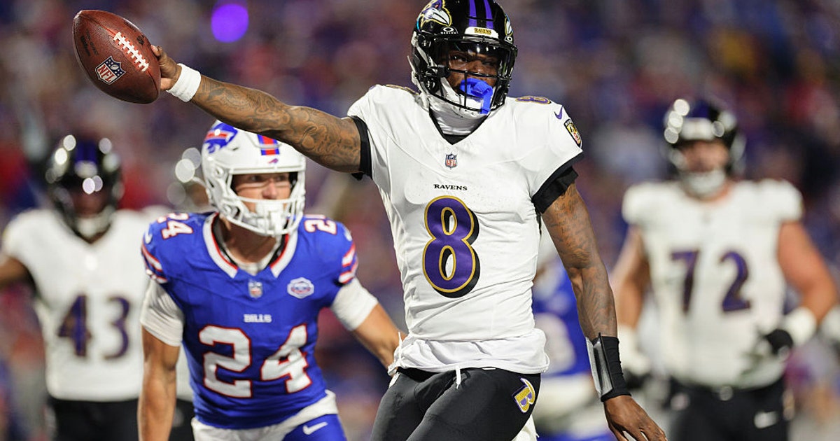Ravens' Lamar Jackson shoves Bills fan who pushed his helmet during ...