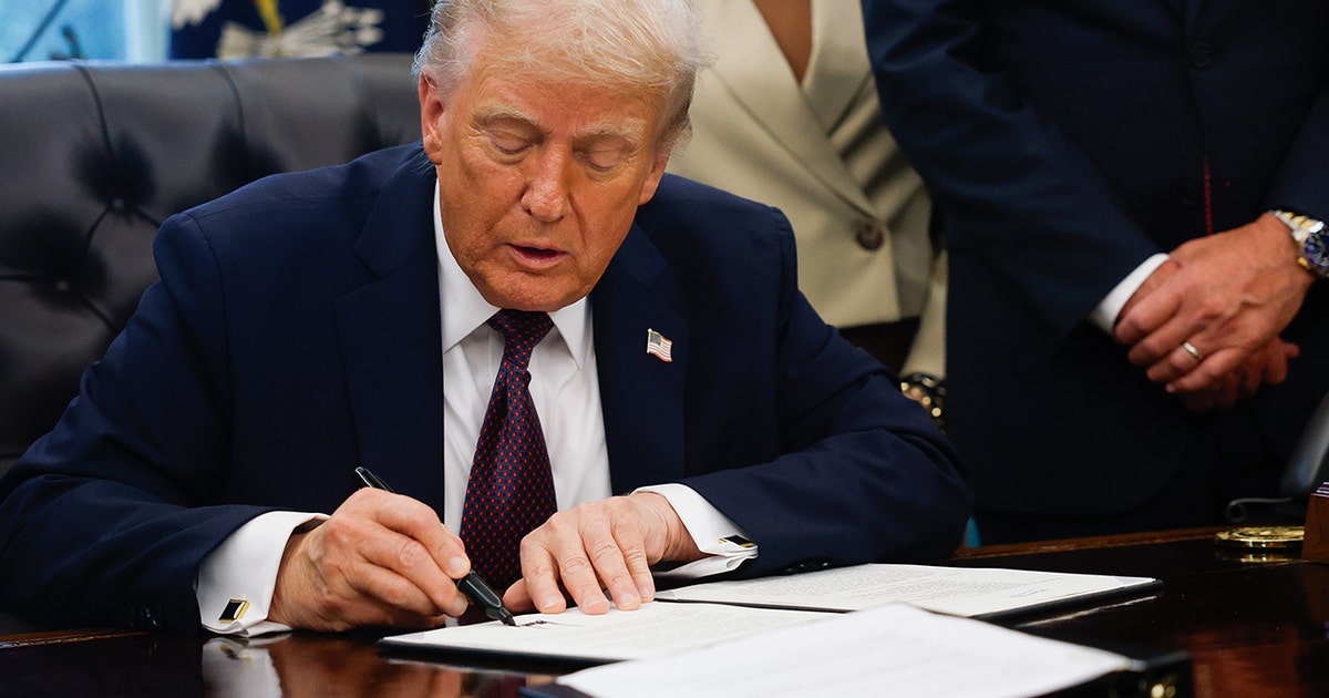 Trump signs order to deploy National Guard to Memphis | KTVU FOX 2