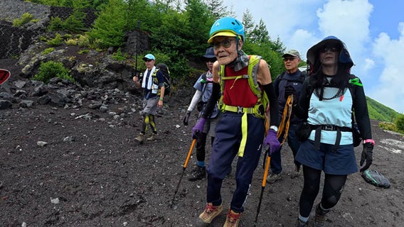 102-year-old becomes oldest person to climb Mount Fuji
