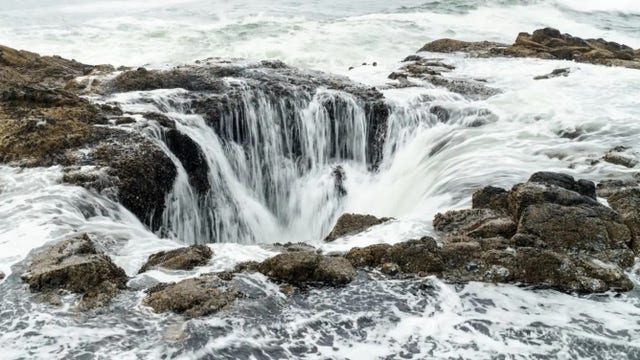 Man drowns after falling into deep ocean pit along Oregon coastline