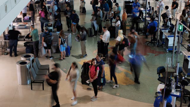 Trump administration drops plan to pay passengers for flight delays
