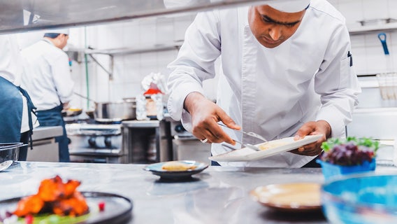 Many restaurant owners considering raising prices to keep up with inflation