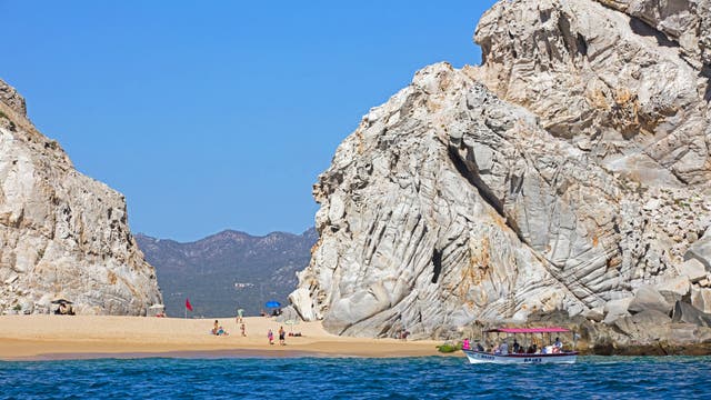 Cartel ‘narco-banners’ warn Americans in Mexican resort: Expert