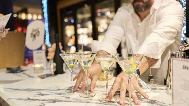 How much should you tip bartenders? Experts reveal the real number