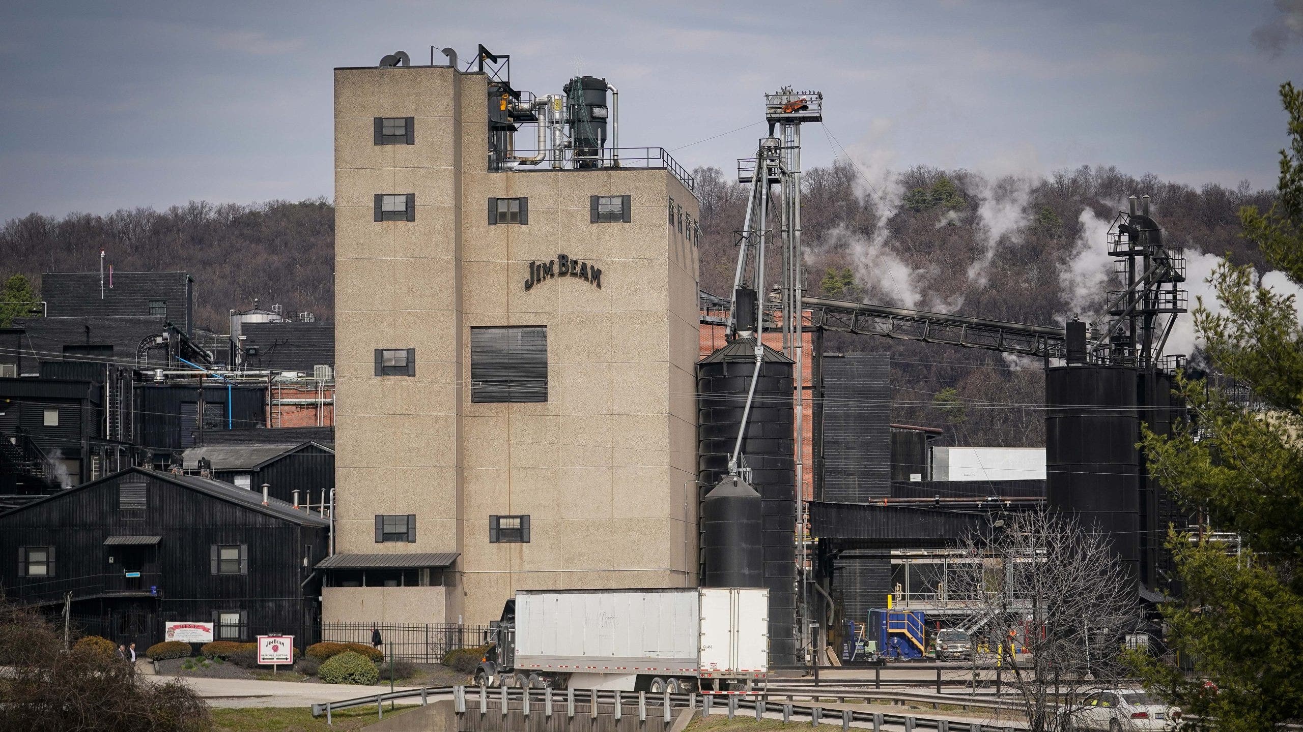 Jim Beam shutting down production at Kentucky distillery for a year