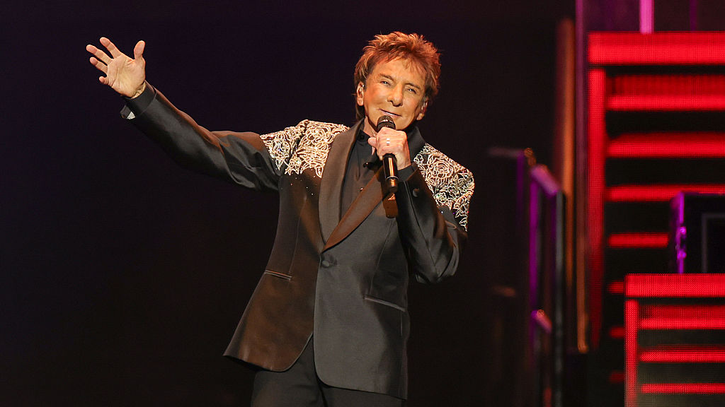 Barry Manilow reveals early lung cancer diagnosis, says no chemo needed
