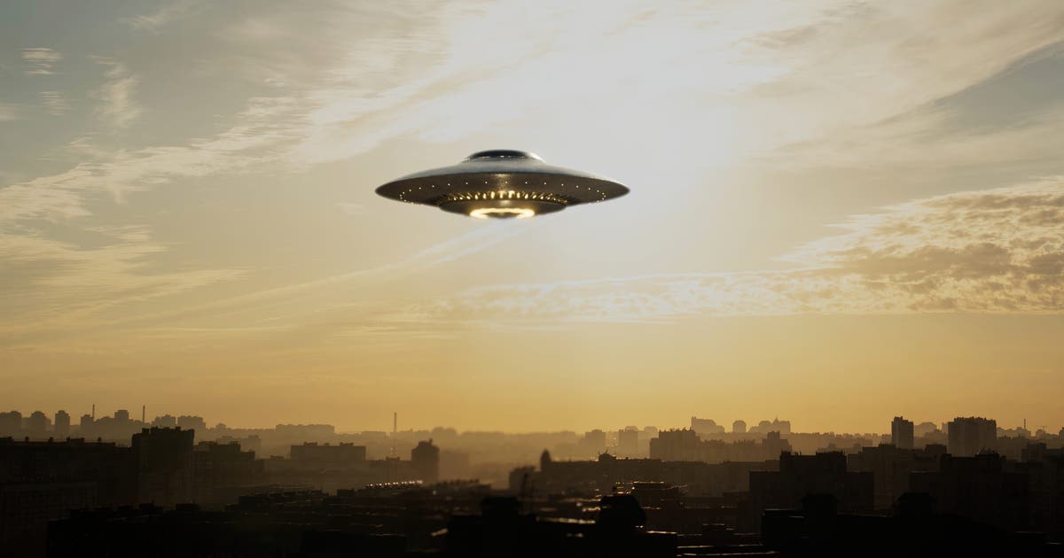 Pilot reports UFO beside jet, ATC jokes: Good luck with the aliens