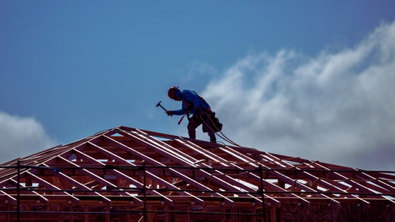 Private sector unexpectedly lost 32,000 jobs in November, ADP says