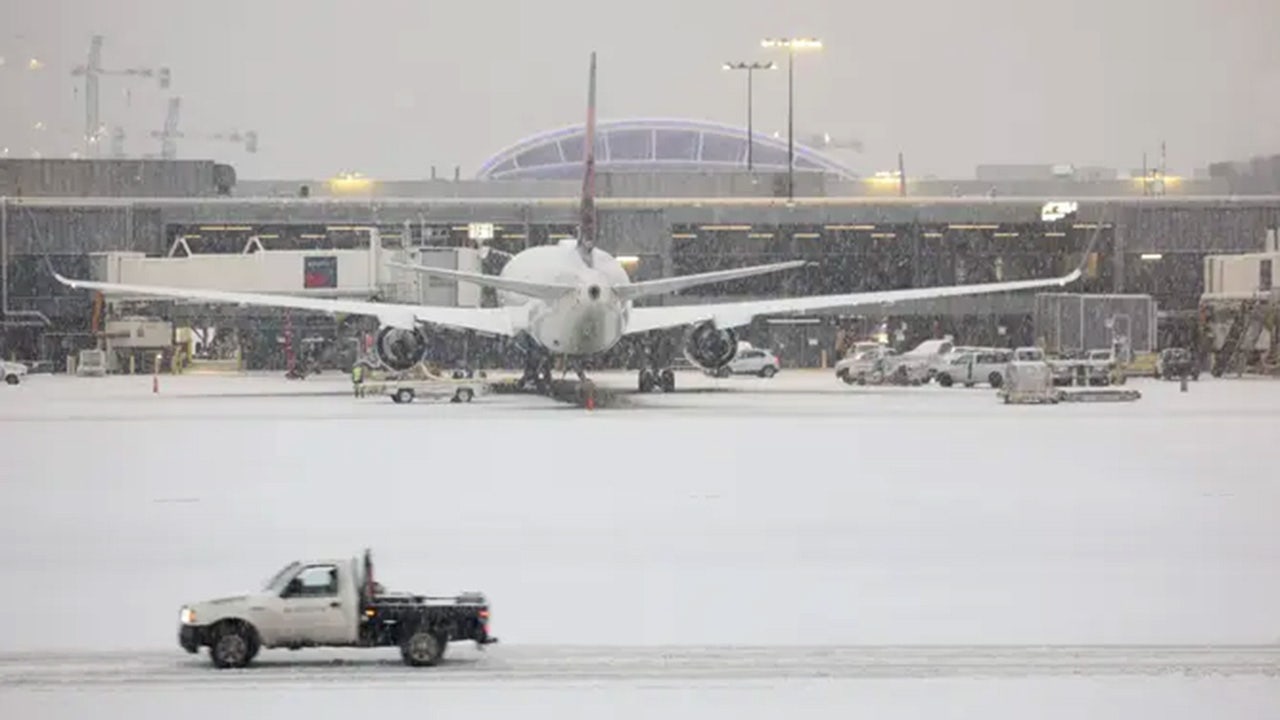 Today's winter storm flight delays, cancellations top 2,100: Here's what to know
