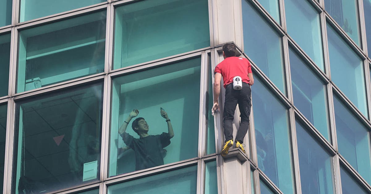 Alex Honnold scales Taipei 101 without ropes in daring live climb