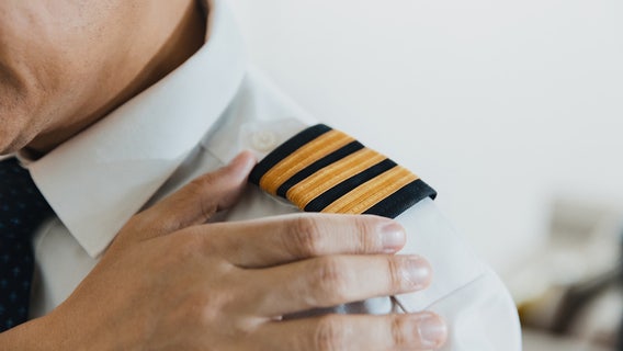 Man allegedly posed as pilot, flight attendant to get hundreds of free flights, officials say