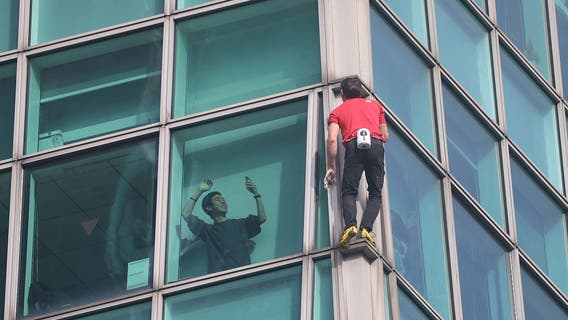 Alex Honnold scales Taipei 101 without ropes in daring live climb