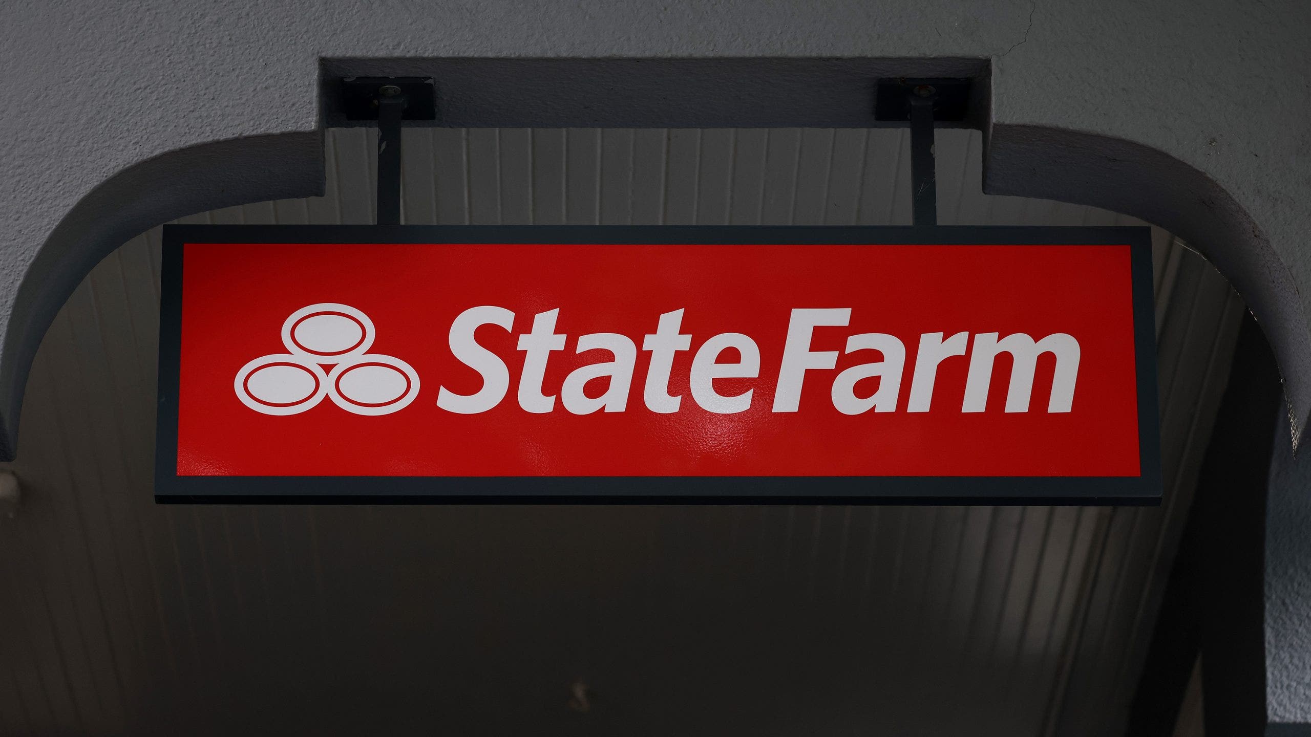 State Farm to issue $100 average refunds to car insurance customers: What to know