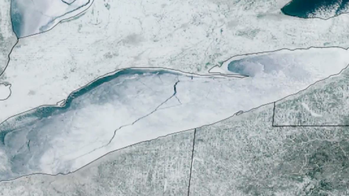 Lake Erie ice crack forming: See video