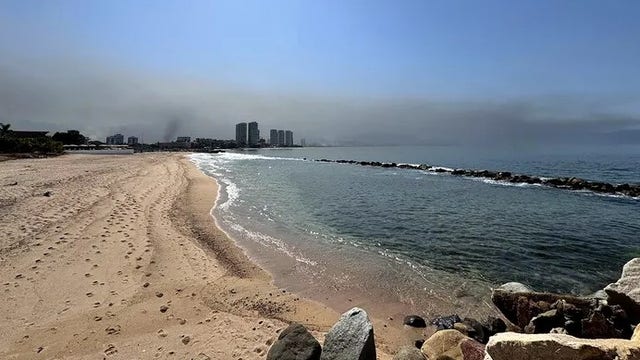Tourists in Mexican seaside city told to stay on resort as government warns of ‘clashes’
